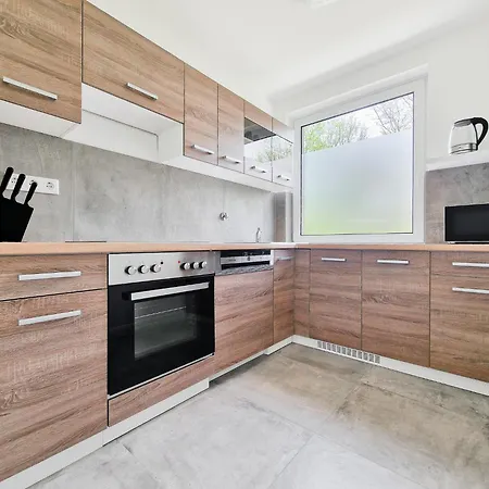 Tolstov Apartments - Monteurwohnung - 3 Schlafzimmer - Kueche - Balkon - Waschmaschine - 25 Min Zur Messe Dus