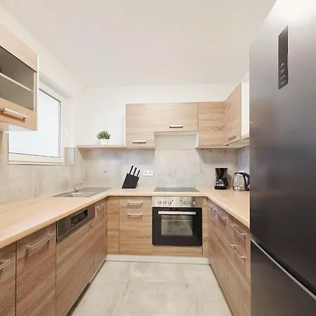 Apartment Raj Living - Monteurwohnung - 2 Schlafzimmer - Wohnzimmer - Kueche - Balkon - Waschmaschine - 25 Min Zur Messe Dus *